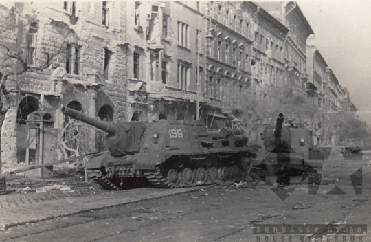 THM-UN-2017.1.104 - The 1956 Revolution and Freedom Fight in József Boulevard and in the area