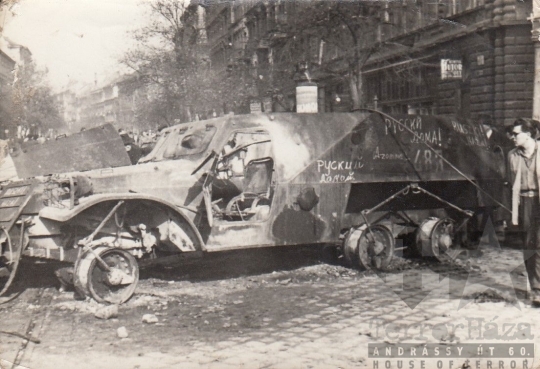 THM-UN-2017.1.113 - The 1956 Revolution and Freedom Fight in József Boulevard and in the area