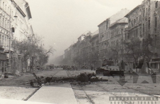 THM-UN-2017.1.48 - The 1956 Revolution and Freedom Fight in József Boulevard and in the area